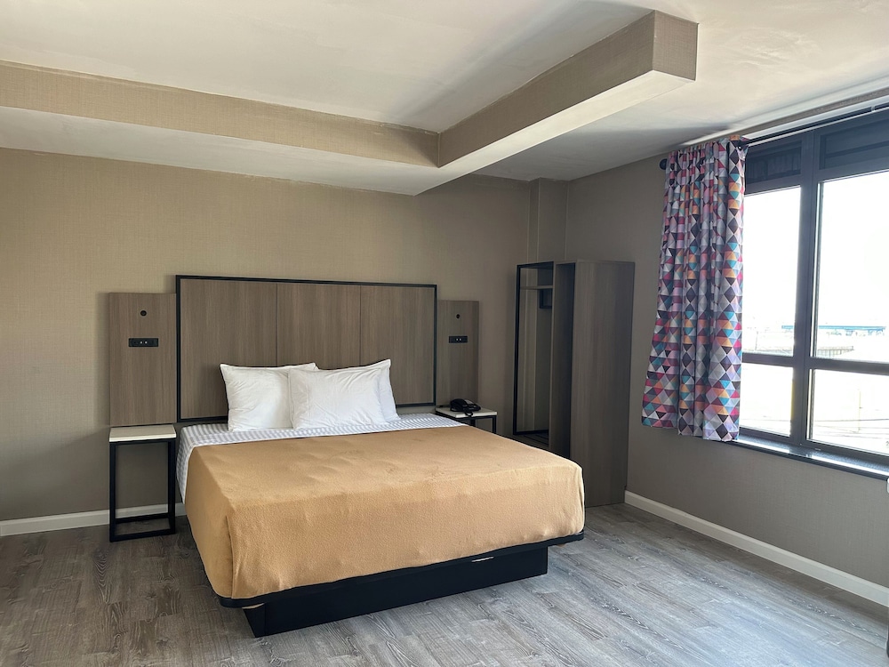 Regal Inn & Suites New York LaGuardia Hotel - photo 18