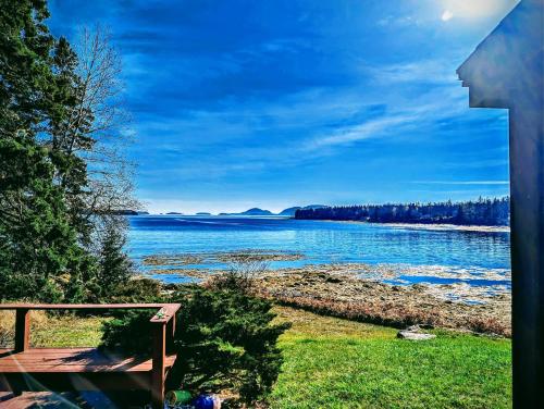 Mark's Waterfront Sea Cottage beach family Acadia — 4-Star Luxury Hotel in Hancock, United States