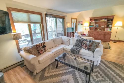 Saltbox 12F - last minute hotel in White River Junction