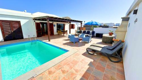 Villa Citrus Playa Blanca private heated pool air conditioner — 4-Star Luxury Hotel in Playa Blanca, Spain