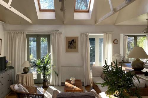 Barn End a spacious cottage set in mature grounds — 4-Star Luxury Hotel in Chippenham, United Kingdom