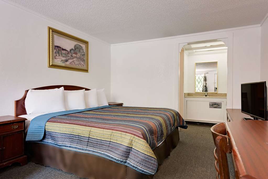 Knights Inn Cleveland Macedonia - photo 3