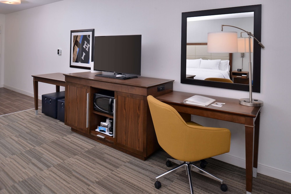 Hampton Inn & Suites Ann Arbor West - photo 17