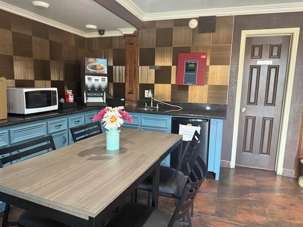 Economy Lodge by Hotel O Texas City - photo 4