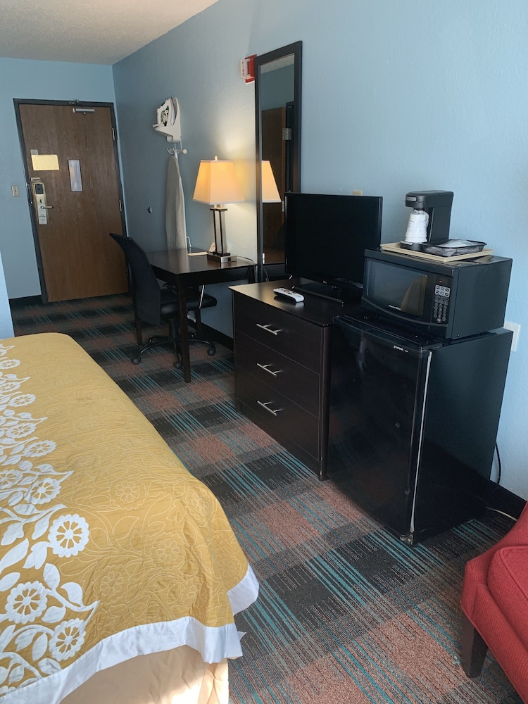 Days Inn by Wyndham Greenwood SC - photo 3