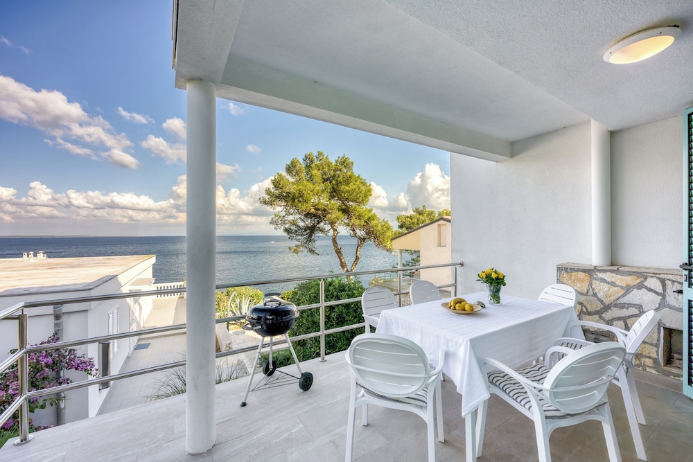 Valdarke Seaside Apartment Happy Rentals — 4-Star Luxury Hotel in Mali Losinj, Croatia