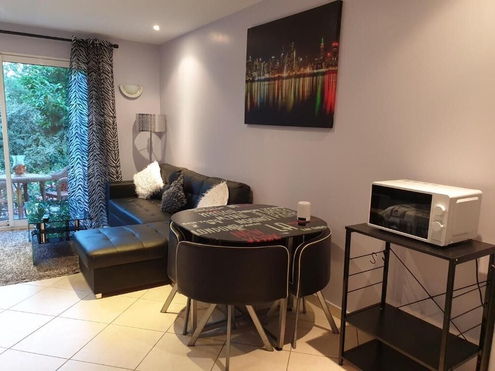 Grande Suite Salle de Bain Wc Prives Parking Gratuit Sur Place Terrasse 30min Paris in Corbeil-Essonnes, France