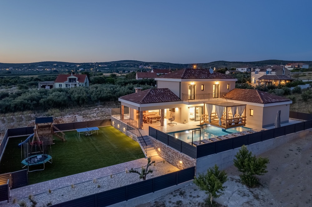 Villa Alba ZadarVillas — 4-Star Luxury Hotel in Pakostane, Croatia