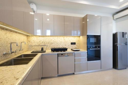 Four Bedroom Luxurious Apartment near Cyber Hub