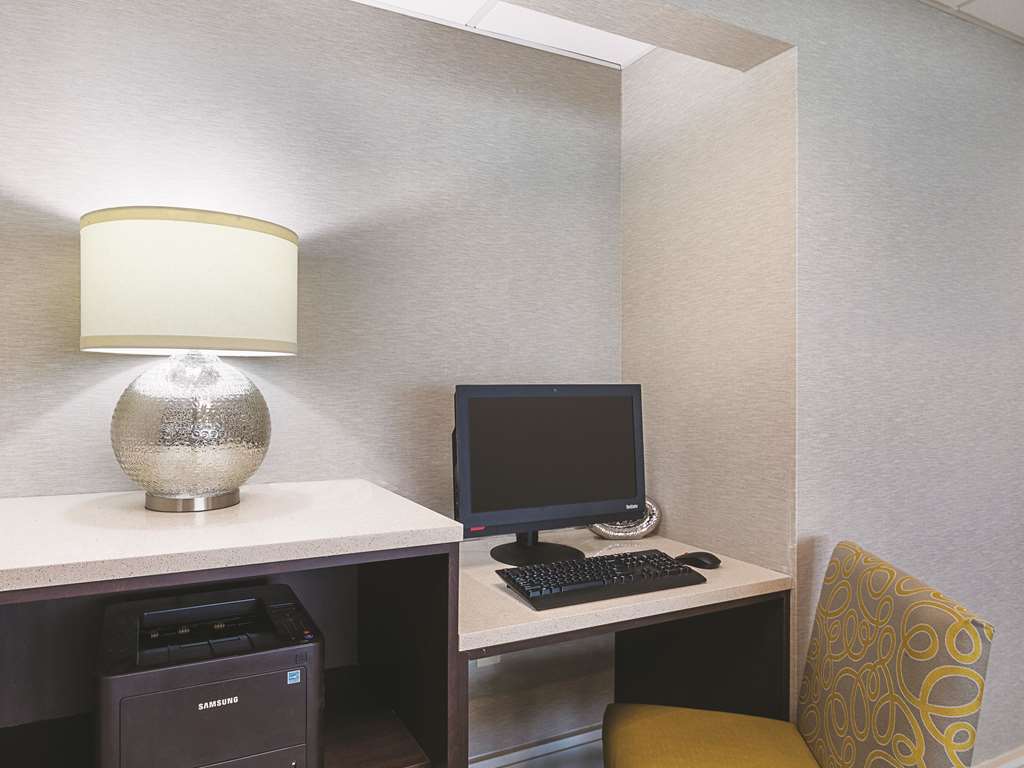 La Quinta Inn & Suites by Wyndham Austin Round Rock - photo 40
