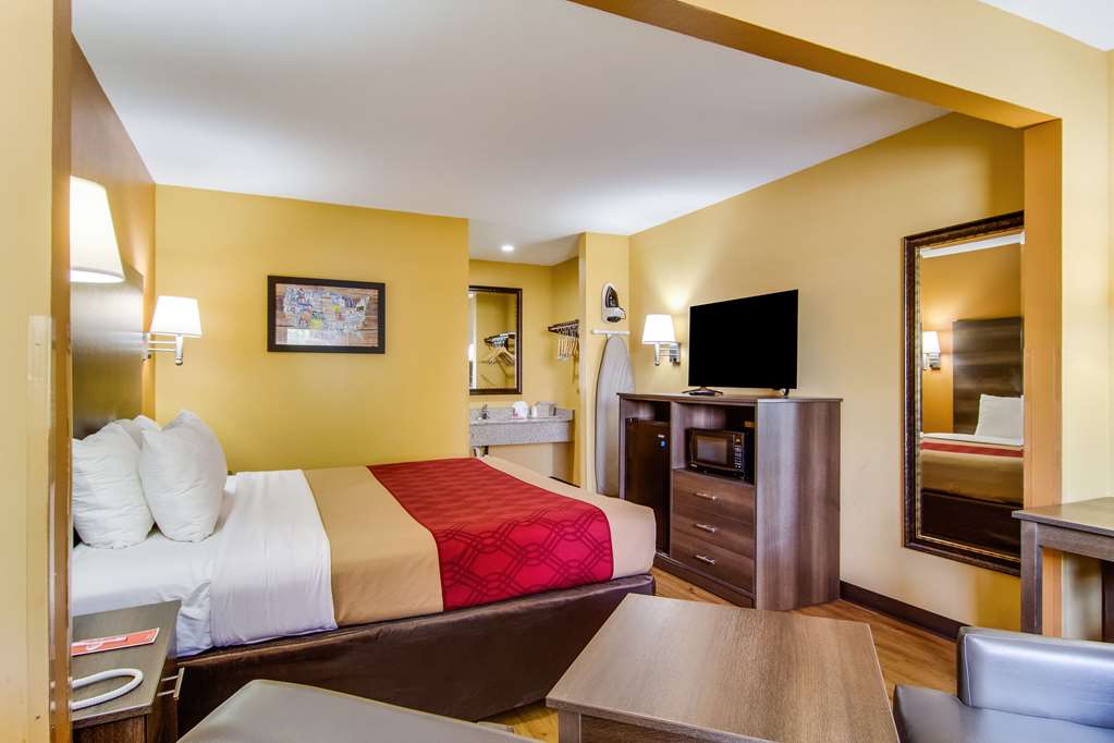 Econo Lodge Kingsland - photo 11