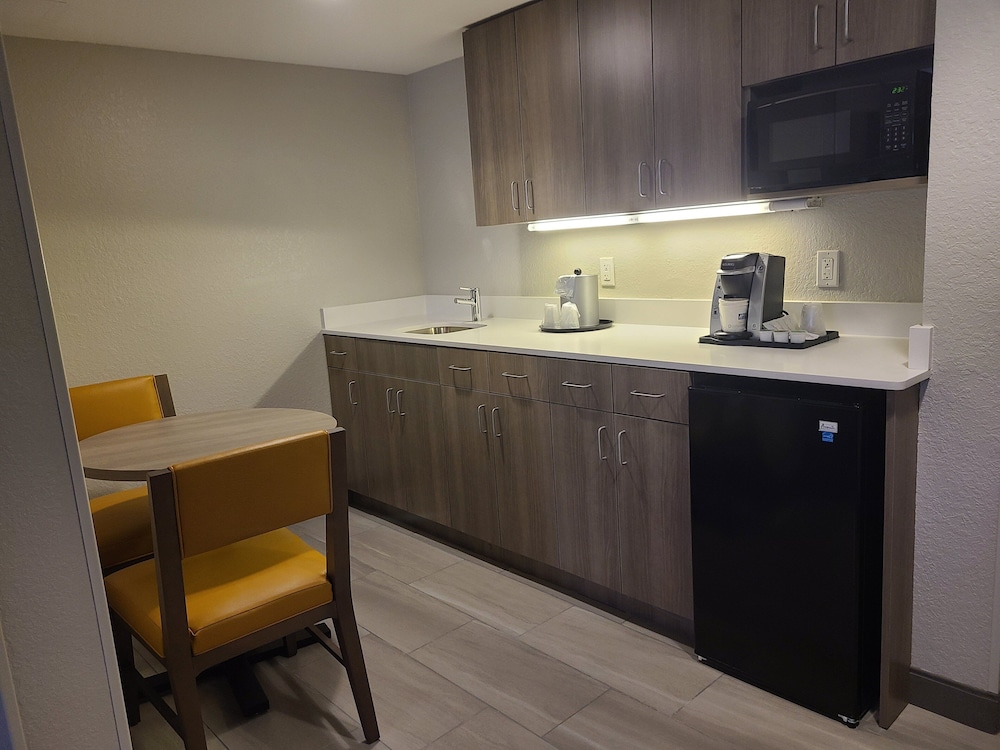 Holiday Inn Express & Suites Ft. Lauderdale N Exec Airport by IHG - photo 13