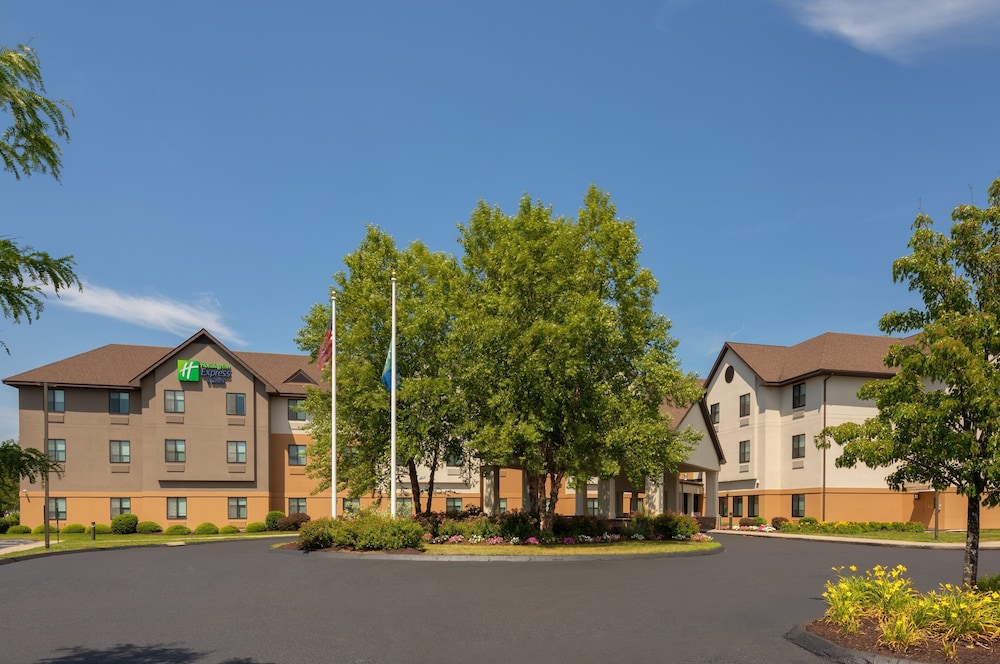 Holiday Inn Express & Suites Bradley Airport by IHG - photo 30