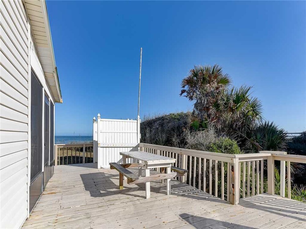 Coastal Charm 2 Bedrooms Ocean Front Sleeps 6 - photo 8