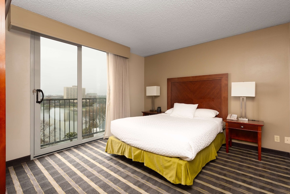 Embassy Suites by Hilton San Francisco Airport Waterfront - photo 11