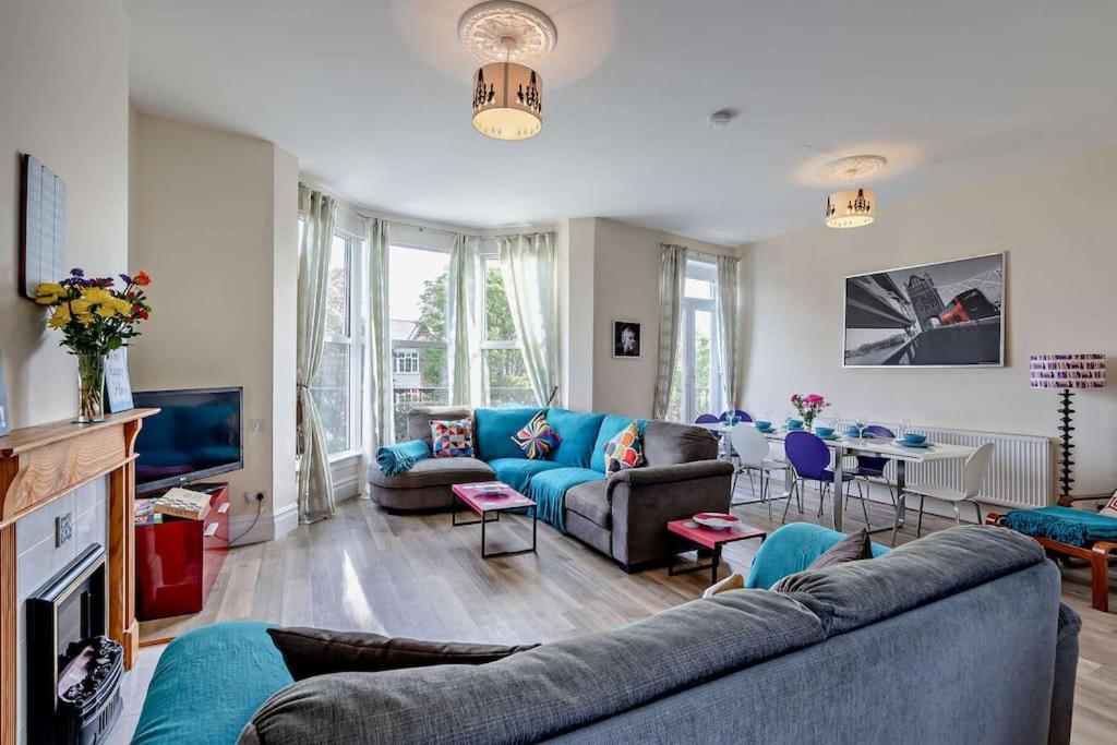 Dizzy Heights Swanage Sleeps 10 with Amazing Views in Swanage, United Kingdom