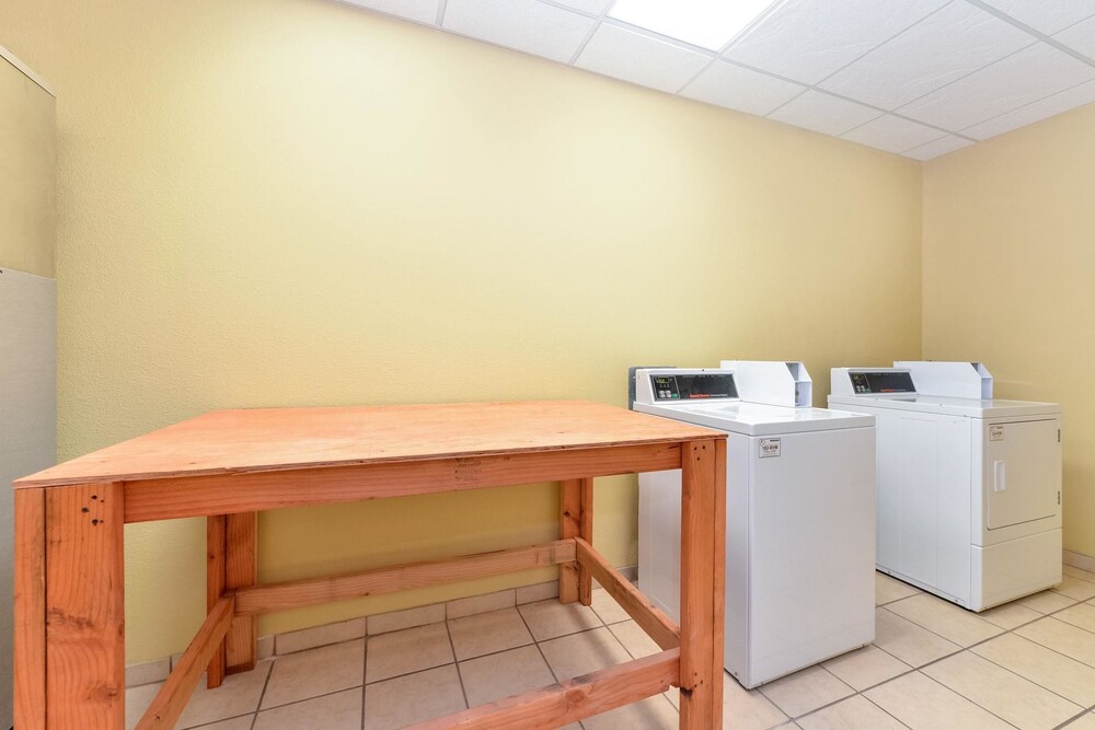 Express Inn & Suites - photo 28