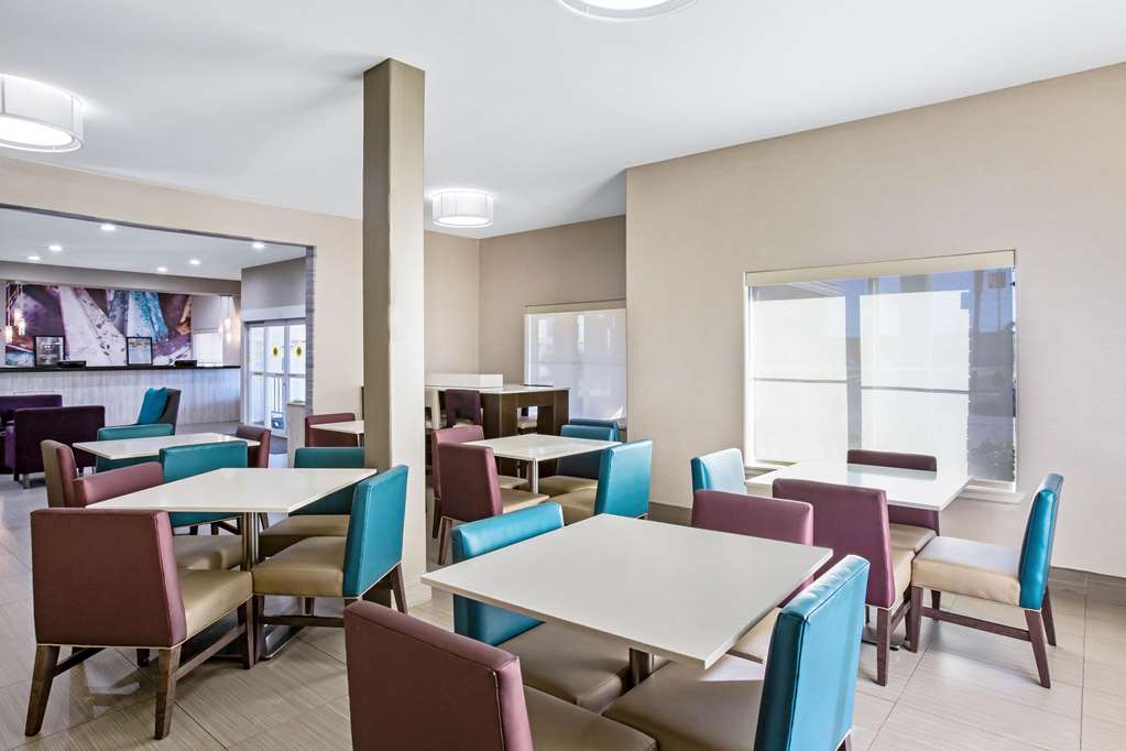 La Quinta Inn & Suites by Wyndham Pharr North McAllen - photo 47