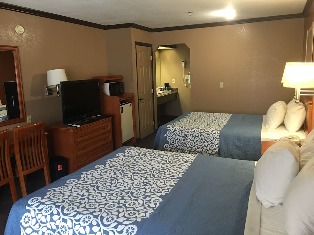 Days Inn by Wyndham Bishop - photo 5