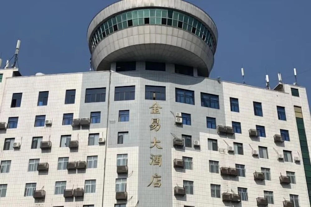 Jinyi Hotel — hotel in Baiyashi