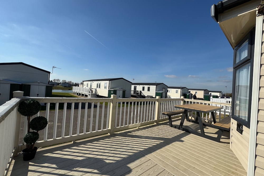 Statichomesleeps6 lakeview petsok balcony parking in Mablethorpe, United Kingdom