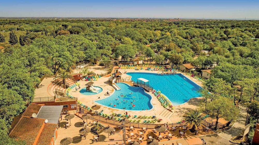Lagrange Vacances Camping Le Bois Fleuri — 5-Star Luxury Hotel in Argelers, France