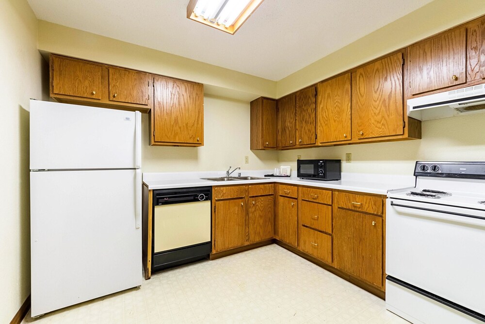 Econo Lodge Inn & Suites Bentonville Rodgers - photo 23