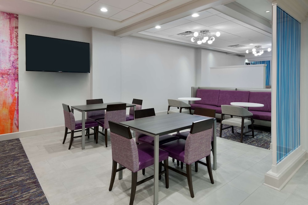 Hampton Inn & Suites Buffalo Downtown - photo 42