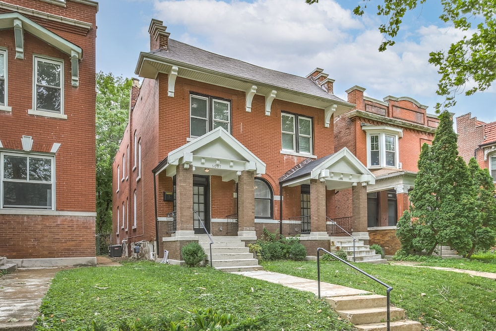 Expansive Downtown Home JZ Vacation Rentals — 4-Star Luxury Hotel in St. Louis, United States