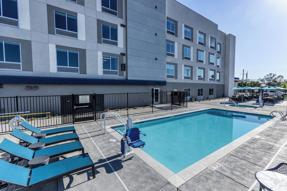 Hampton Inn & Suites by Hilton Bakersfield Central - photo 37