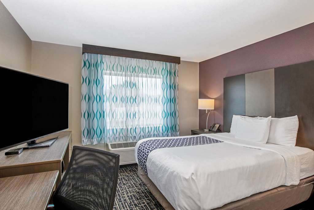 La Quinta Inn & Suites by Wyndham Fayetteville - photo 10