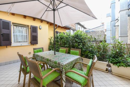 Flowers Apartments 2 — 4-Star Luxury Hotel in Desenzano Del Garda, Italy
