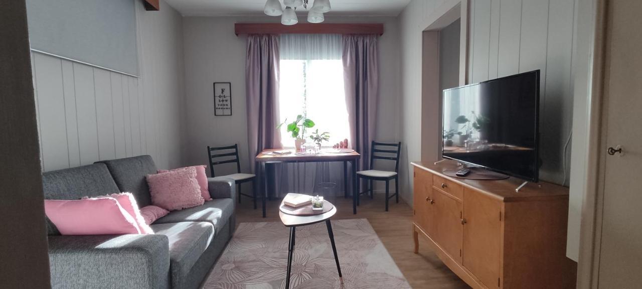 Kortteer Pinkki huone in Rauma, Finland