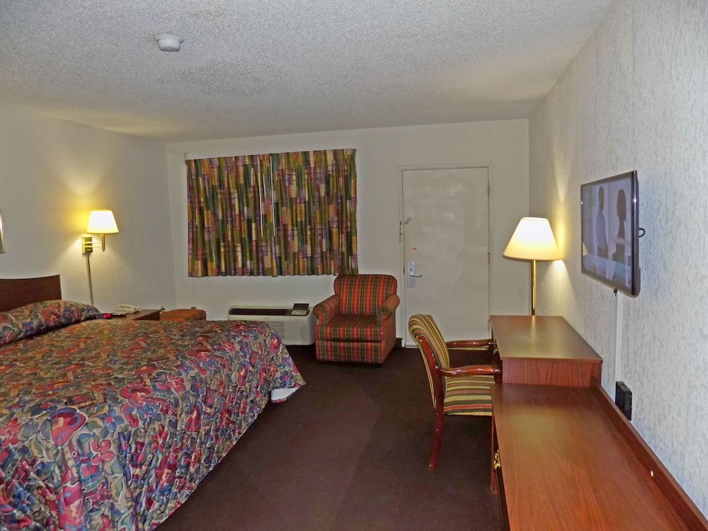 Topeka Plaza Inn - photo 14
