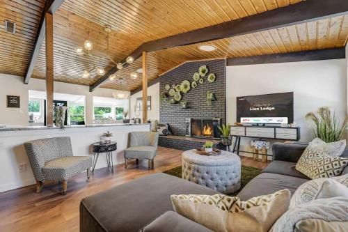 Lion Lodge Prime Spot Game Room Hot Tub Fire Pit — 4-Star Luxury Hotel in Colorado Springs, United States