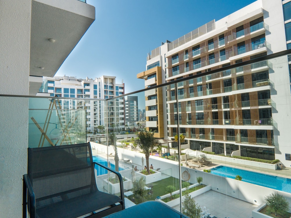Easygo Comfy STU in Azizi 15 — 4-Star Luxury Hotel in Dubai, United Arab Emirates