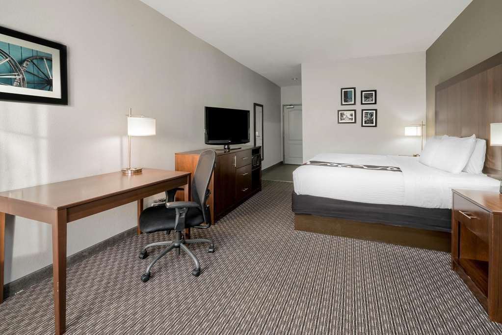 La Quinta Inn & Suites by Wyndham Fort Worth Arlington West - photo 15