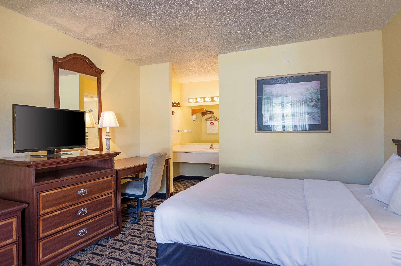 Econo Lodge - photo 9