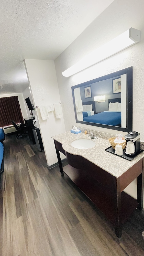 Pinckeyville Inn and Suites - photo 7