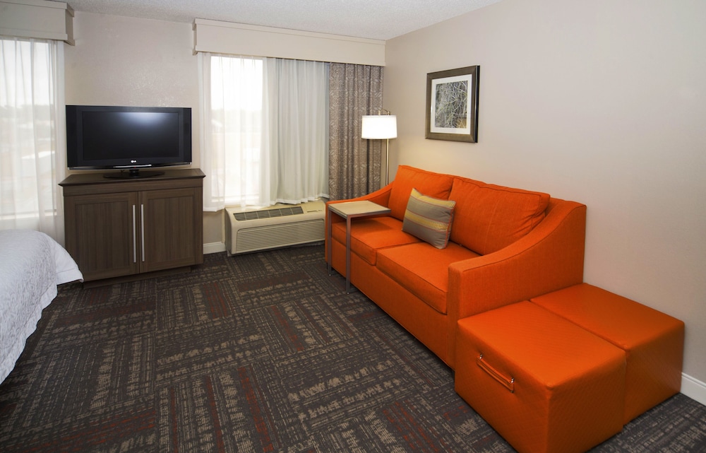 Hampton Inn & Suites Valdosta Conference Center - photo 5