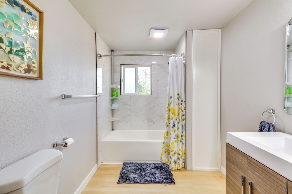 Chehalis Getaway with Golf Course View and Fire Pit — hotel in Chehalis