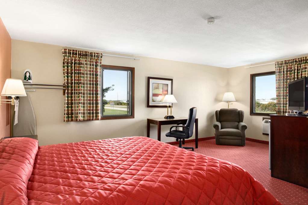 Howard Johnson by Wyndham Waterloo Cedar Falls - photo 36