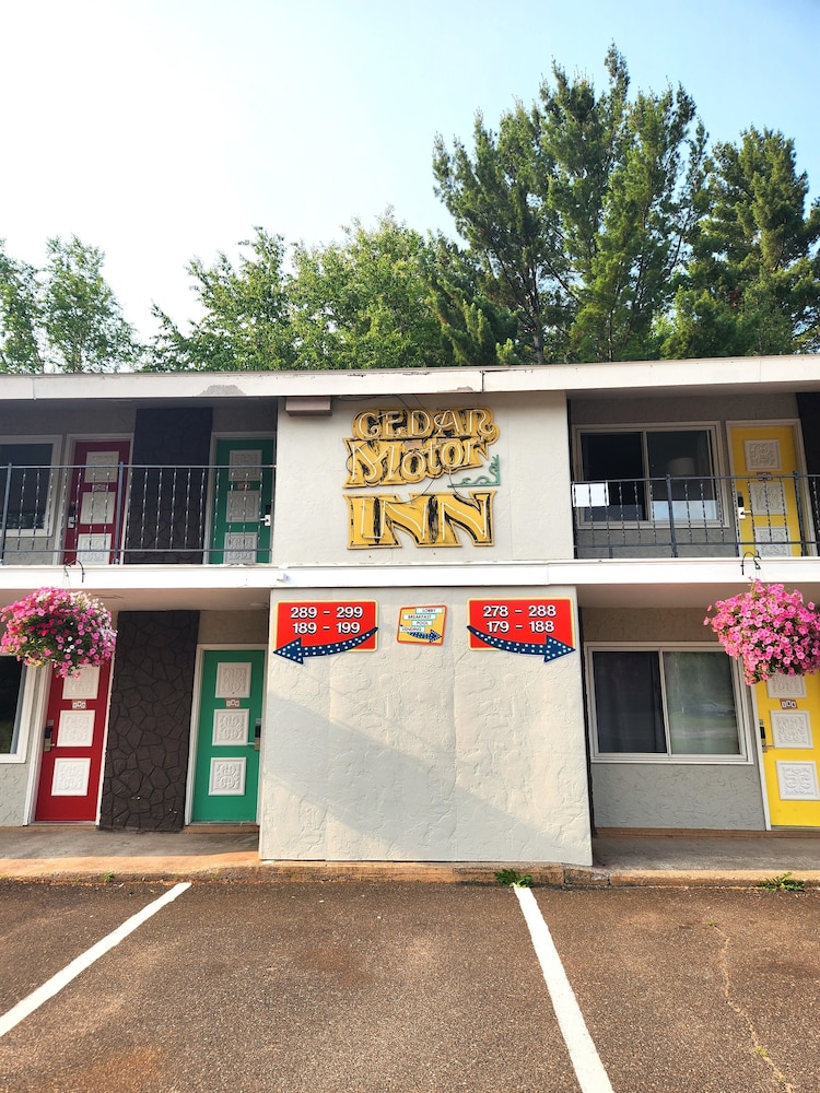 Cedar Motor Inn - photo 34