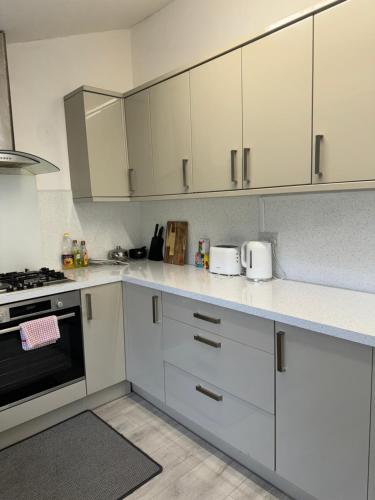 3 Bed Retreat Cardiff Free Parking Long Stays and Short Stays Contractors and Family Friendly — 4-Star Luxury Hotel in Cardiff, United Kingdom