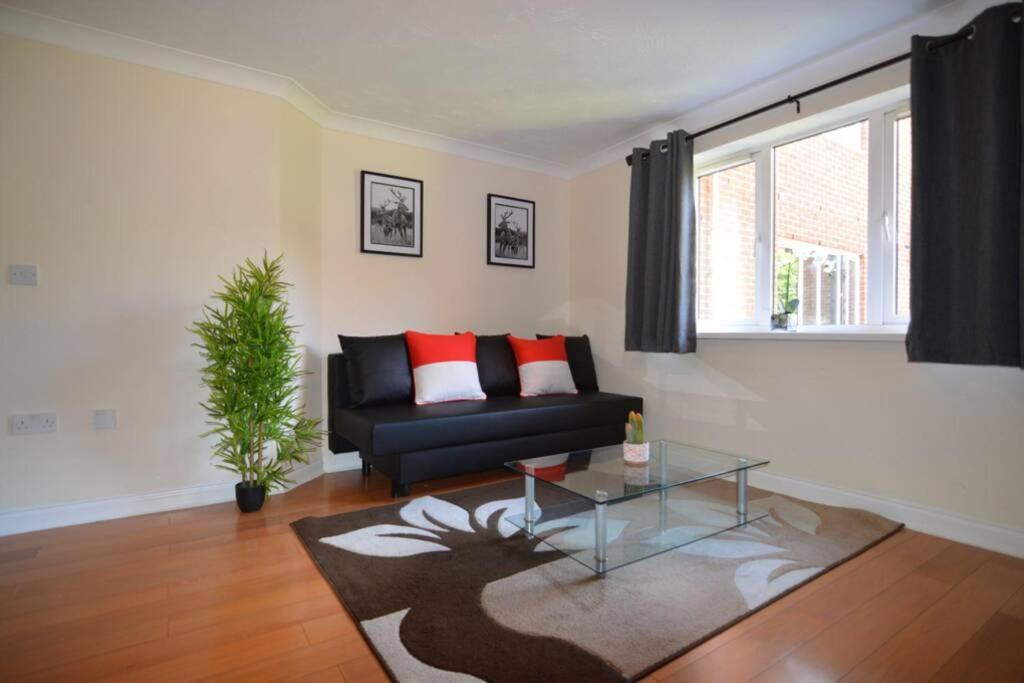 Central 2 Bed 2 Bath Flat with Parking by CozyNest