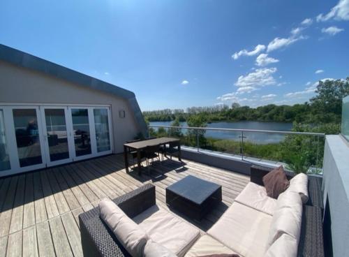 HM111 Penthouse Apartment with Lake View & free Spa Access Lower Mill Estate Cotswolds — 5-Star Luxury Hotel in Malmesbury, United Kingdom