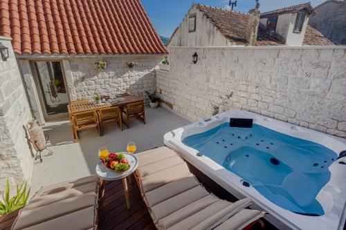 Kamena vila u mirnoj ulici blizu centra Trogira — 4-Star Luxury Hotel in Trogir, Croatia