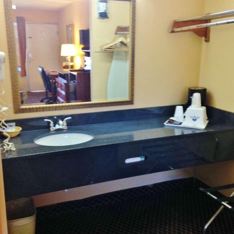 Americas Best Value Inn Forest - photo 16