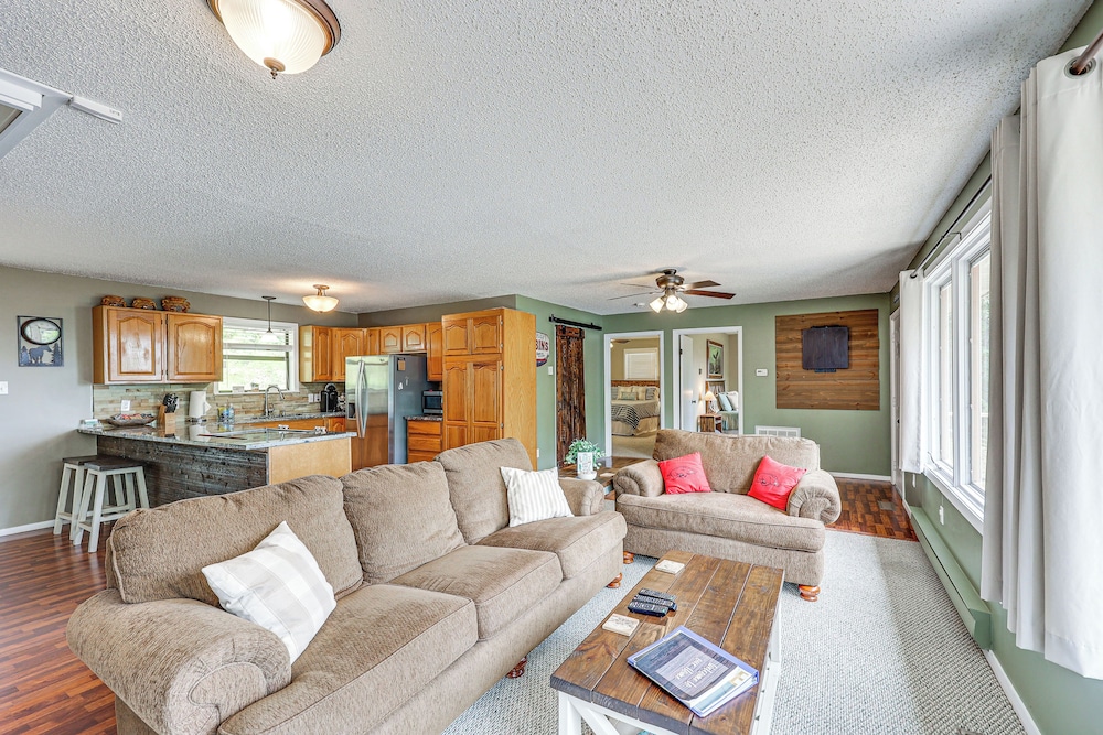 Treetop Hideaway w Lake Views Fire Pit — hotel in Fairfield Bay