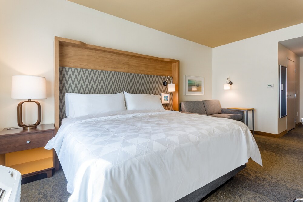 Holiday Inn & Suites Cedar Falls Waterloo Event Ctr by IHG - photo 9